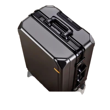 Куфар за пътуване от ABS материал, зип-отваряне, USB порт за зареждане, универсални колела и тегло 4 кг.