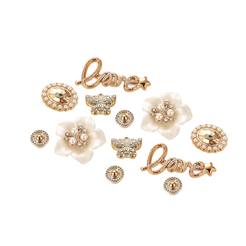 Noņemamu ziedu un tauriņu kurpju dekoru komplekts perforētām sandālēm | Modelis 004 | piemērots ikdienas kurpēm, auduma apaviem, čībām | Stils: mazs aromāts | Sezona: vasara, pavasaris, rudens, ziema