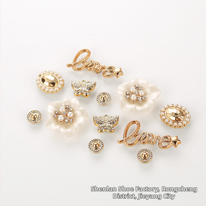 Noņemamu ziedu un tauriņu kurpju dekoru komplekts perforētām sandālēm | Modelis 004 | piemērots ikdienas kurpēm, auduma apaviem, čībām | Stils: mazs aromāts | Sezona: vasara, pavasaris, rudens, ziema