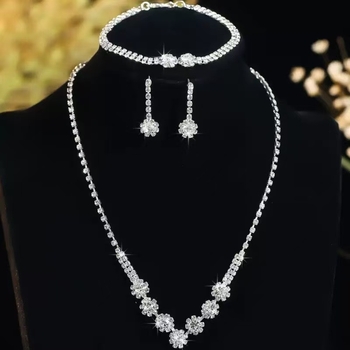 Trodjelni set nakita: bakar, elektroplatiranje, motiv suncokreta s rhinestones privjeskom; naušnice, ogrlica i narukvica