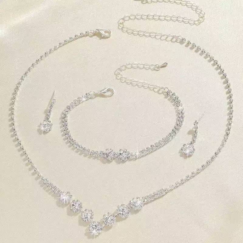 Trodjelni set nakita: bakar, elektroplatiranje, motiv suncokreta s rhinestones privjeskom; naušnice, ogrlica i narukvica