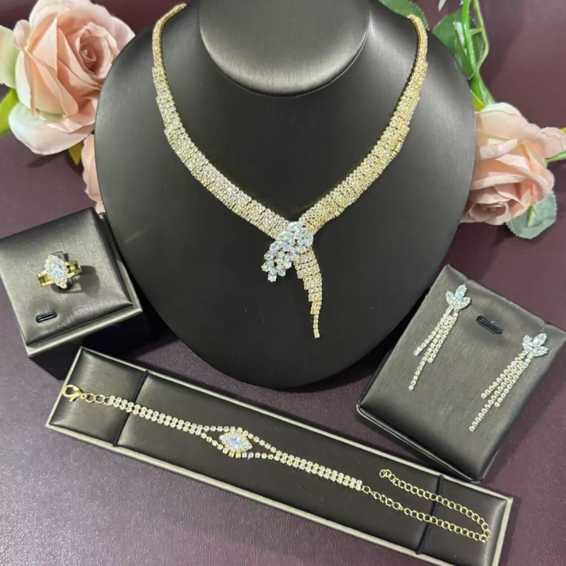 Set nakita za vjenčanje: rhinestones, zircon privjesak, elektroplatiranje, naušnice + ogrlica + narukvica