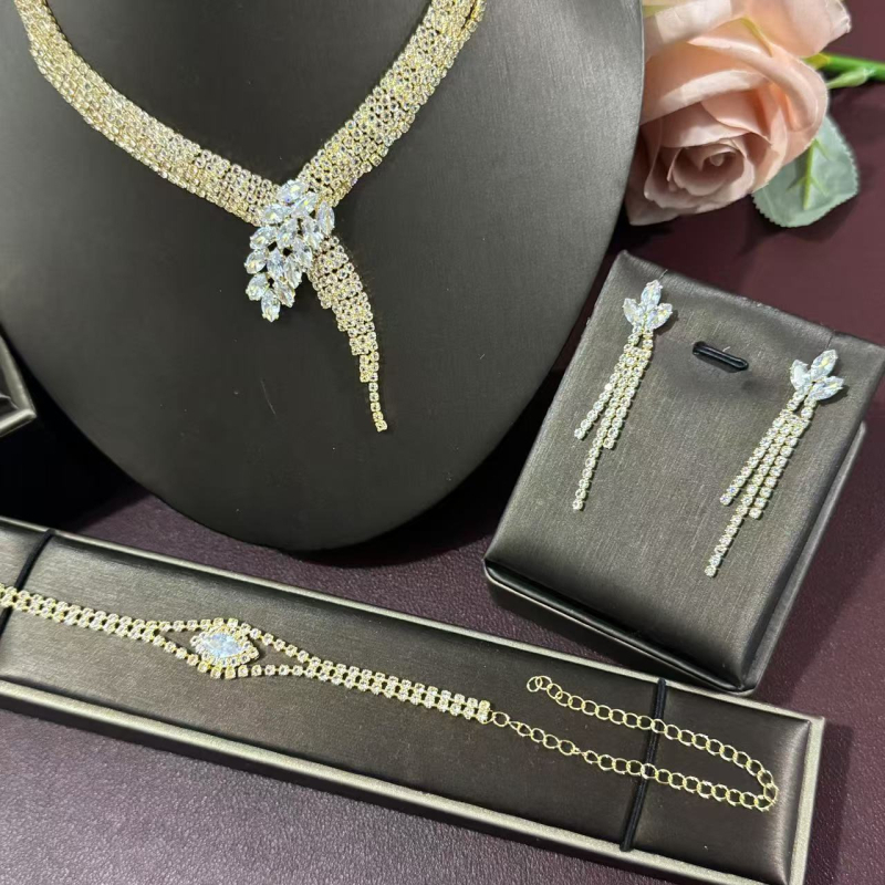 Set nakita za vjenčanje: rhinestones, zircon privjesak, elektroplatiranje, naušnice + ogrlica + narukvica