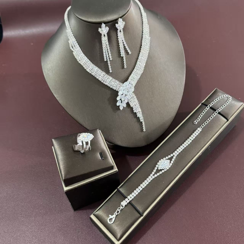 Set nakita za vjenčanje: rhinestones, zircon privjesak, elektroplatiranje, naušnice + ogrlica + narukvica