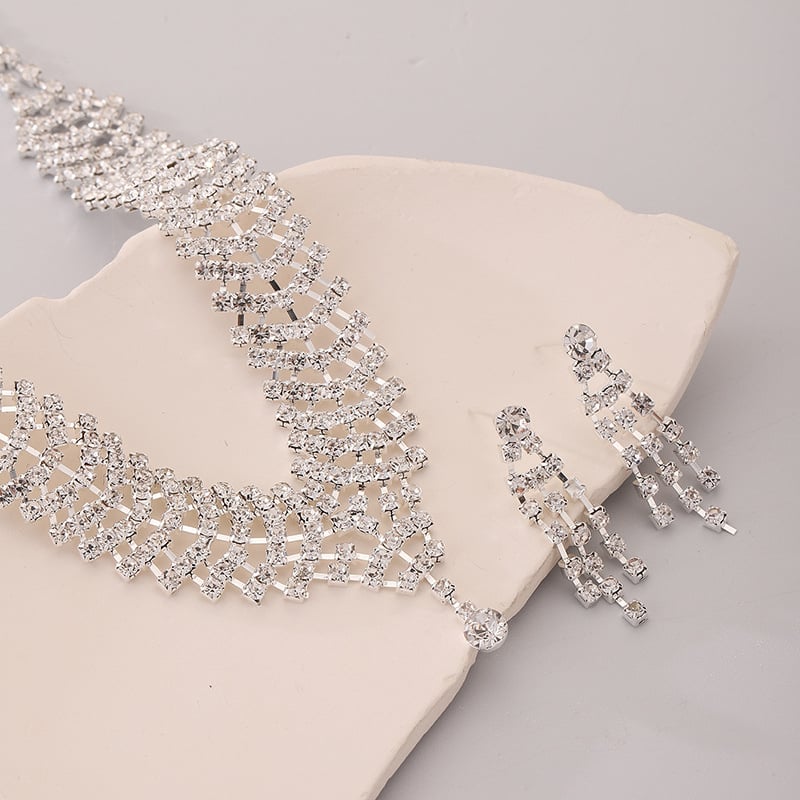 Set Colier și Cercei – Material: aliaj; Finisare: diamantat; Pandantiv: rhinestone; Lanț: standard; Model: Iubire / Picături de apă / clopot