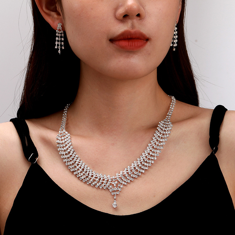 Set Colier și Cercei – Material: aliaj; Finisare: diamantat; Pandantiv: rhinestone; Lanț: standard; Model: Iubire / Picături de apă / clopot