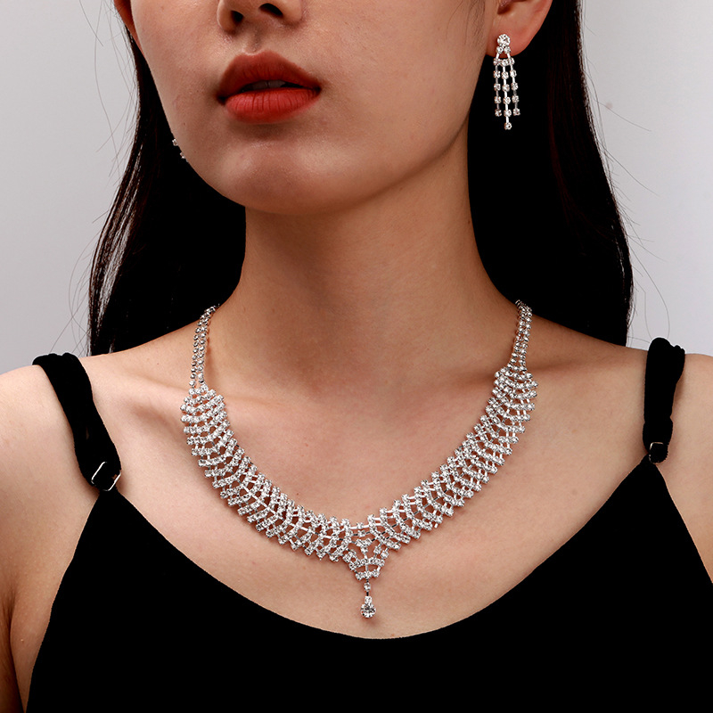 Set Colier și Cercei – Material: aliaj; Finisare: diamantat; Pandantiv: rhinestone; Lanț: standard; Model: Iubire / Picături de apă / clopot