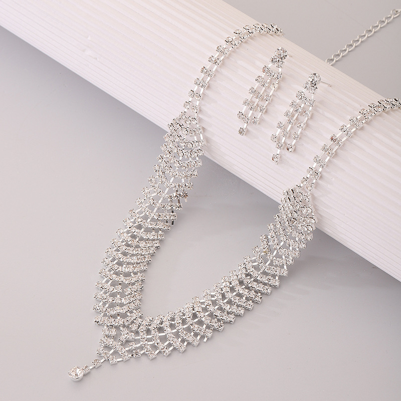 Set Colier și Cercei – Material: aliaj; Finisare: diamantat; Pandantiv: rhinestone; Lanț: standard; Model: Iubire / Picături de apă / clopot