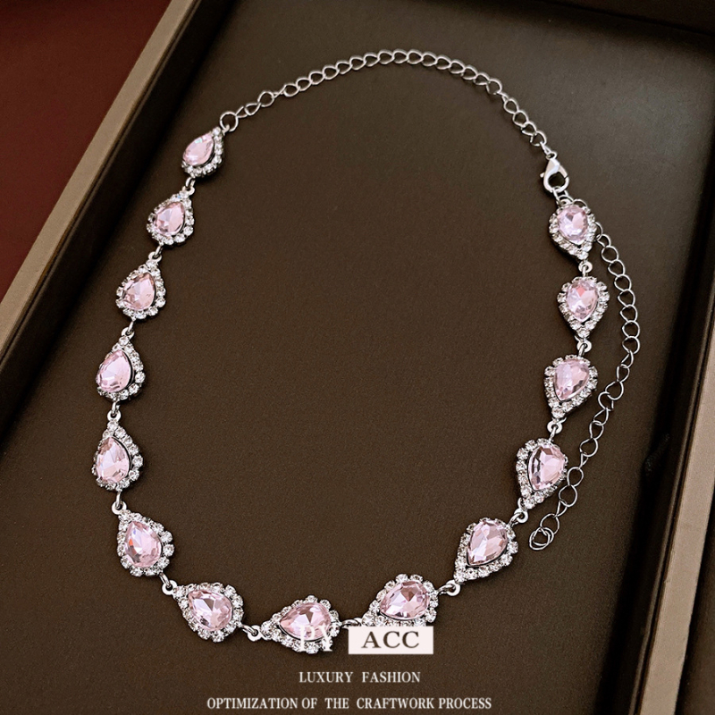 Set colier și cercei încrustate cu diamante, din cupru; lanț claviculă; pandantiv din rhinestone