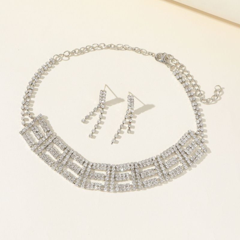 Dvoslojni ogrlica-choker sa kristalima, set od dva komada, duljina 21–50 cm, težina 50 g, obična lančana, privjesak od kristala