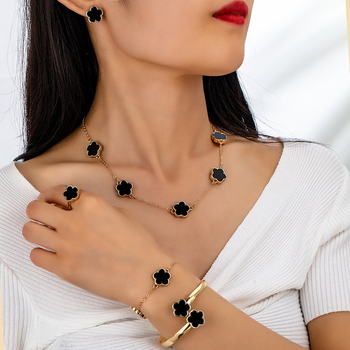 Set de bijuterii: cercei, colier și brățară cu motiv trifoi cu patru foi; material: aliaj de zinc; finisaj: electroplacare; material pandant: aliaj; lanț: lanț obișnuit