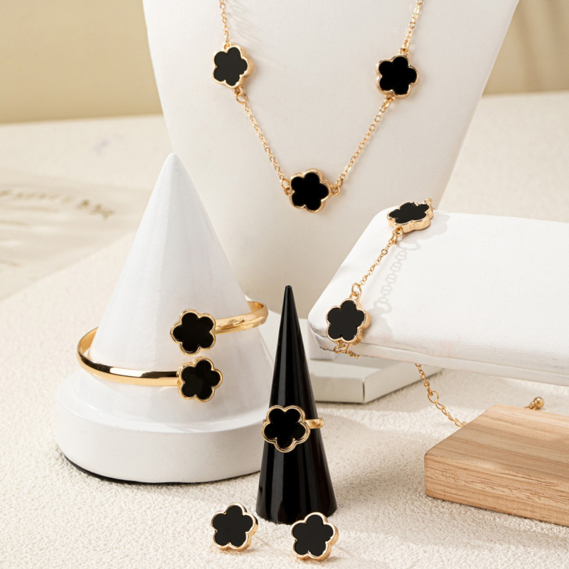 Set de bijuterii: cercei, colier și brățară cu motiv trifoi cu patru foi; material: aliaj de zinc; finisaj: electroplacare; material pandant: aliaj; lanț: lanț obișnuit