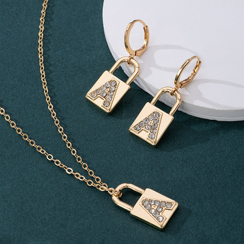 Set de bijuterii: cercei și colier cu pandantiv lacăt în litera engleză, încrustat cu pietre (Material: aliaj; Procesare: placare electrolitică; Lanț: lanț obișnuit; Material pandant: aliaj; Stil: Set, Versatil)