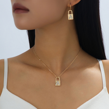 Set de bijuterii: cercei și colier cu pandantiv lacăt în litera engleză, încrustat cu pietre (Material: aliaj; Procesare: placare electrolitică; Lanț: lanț obișnuit; Material pandant: aliaj; Stil: Set, Versatil)