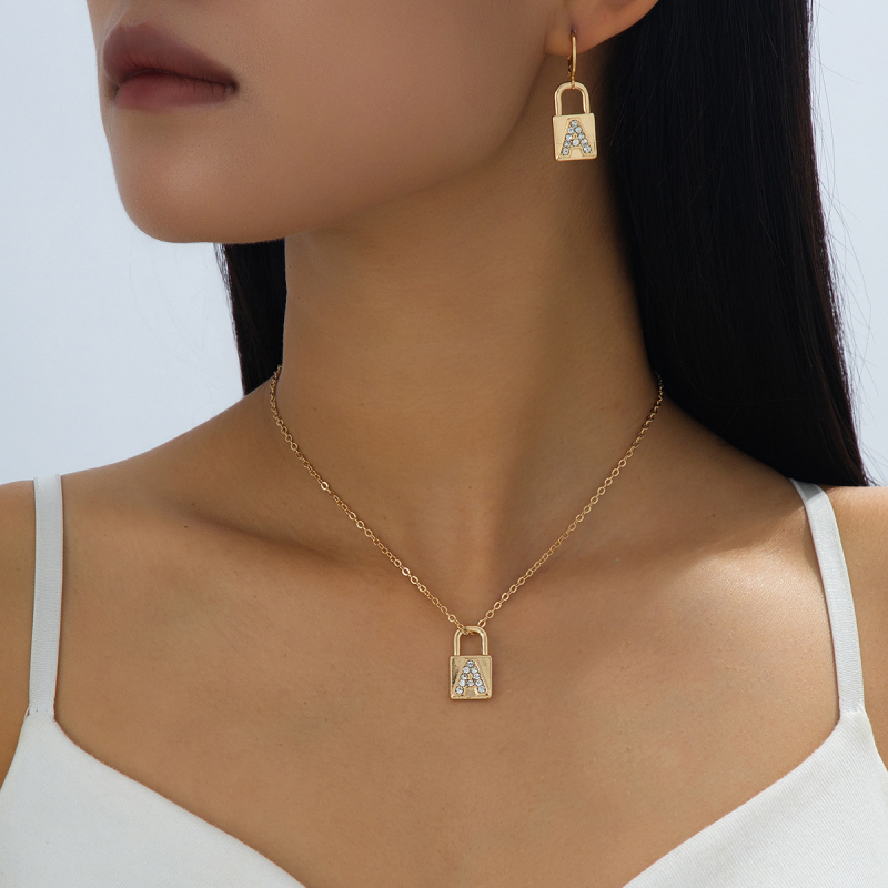 Set de bijuterii: cercei și colier cu pandantiv lacăt în litera engleză, încrustat cu pietre (Material: aliaj; Procesare: placare electrolitică; Lanț: lanț obișnuit; Material pandant: aliaj; Stil: Set, Versatil)