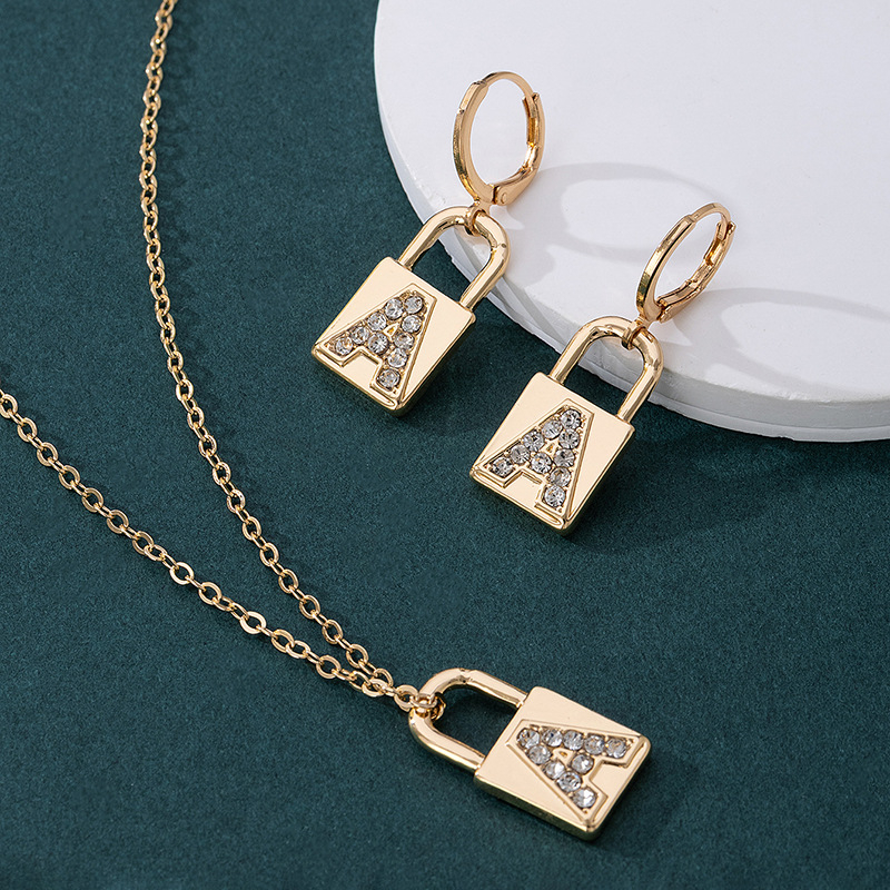 Set de bijuterii: cercei și colier cu pandantiv lacăt în litera engleză, încrustat cu pietre (Material: aliaj; Procesare: placare electrolitică; Lanț: lanț obișnuit; Material pandant: aliaj; Stil: Set, Versatil)