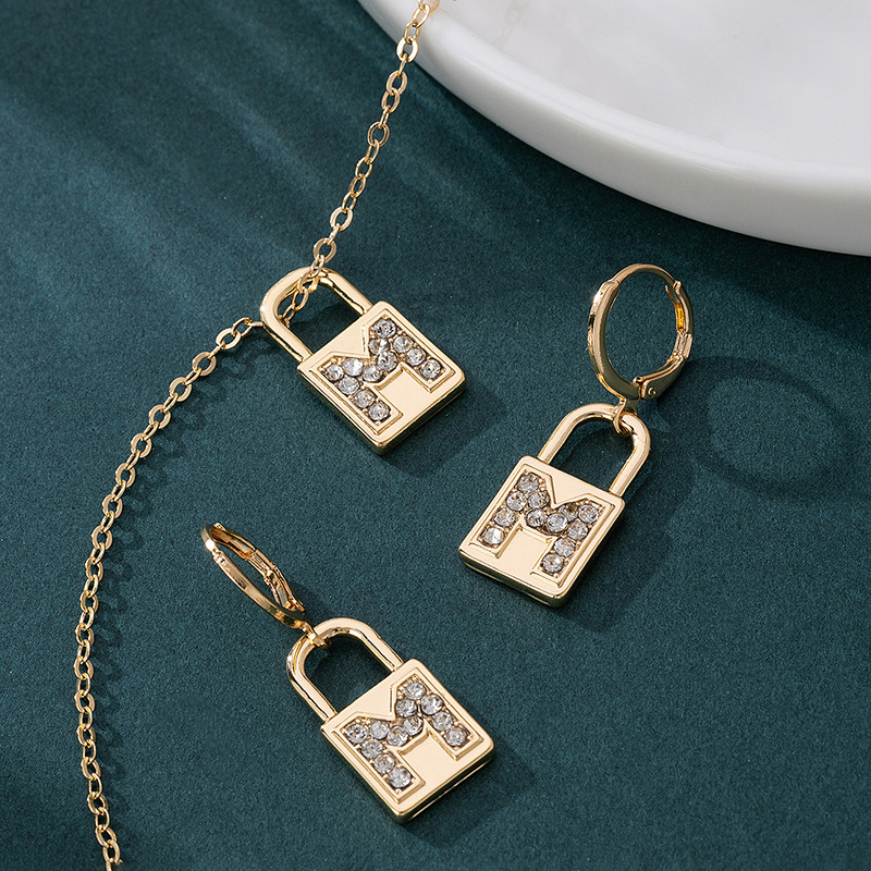 Set de bijuterii: cercei și colier cu pandantiv lacăt în litera engleză, încrustat cu pietre (Material: aliaj; Procesare: placare electrolitică; Lanț: lanț obișnuit; Material pandant: aliaj; Stil: Set, Versatil)