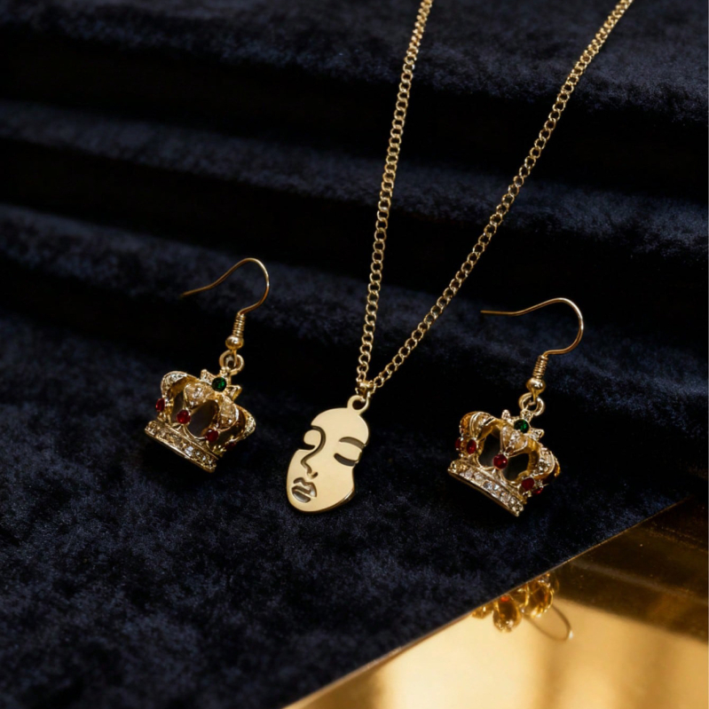 Set de accesorii: Colier cu portretul feței și cercei cu coroană din cristale (Aliaj; Placare electrolitică; Lanț drept; Cercei + colier)