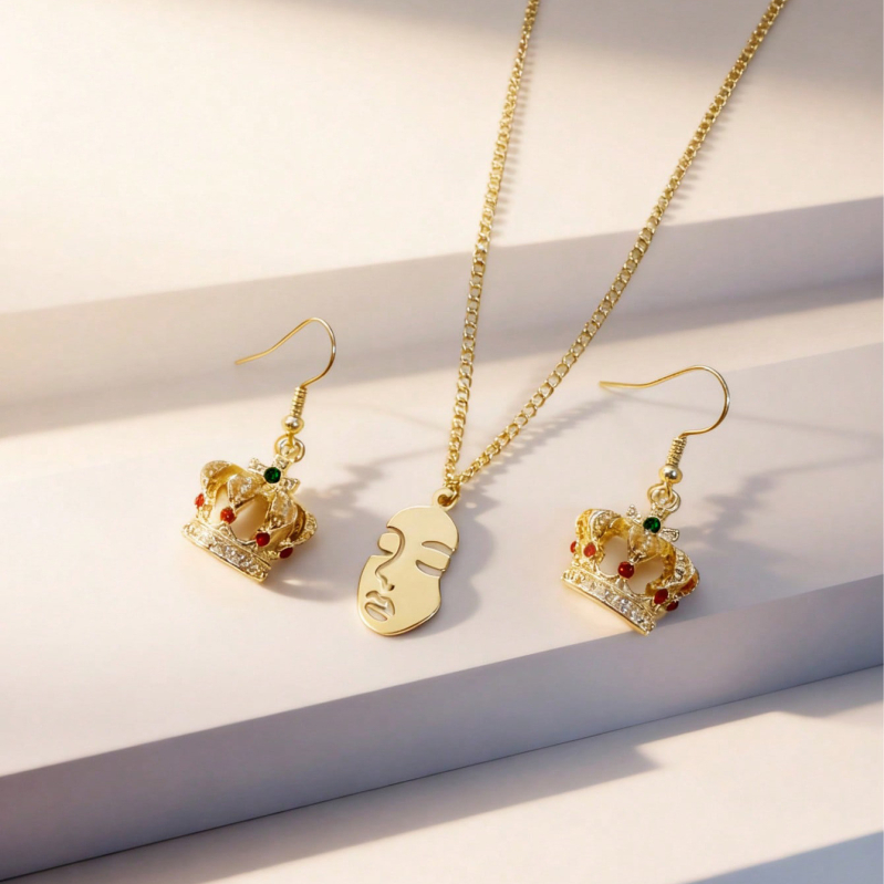 Set de accesorii: Colier cu portretul feței și cercei cu coroană din cristale (Aliaj; Placare electrolitică; Lanț drept; Cercei + colier)