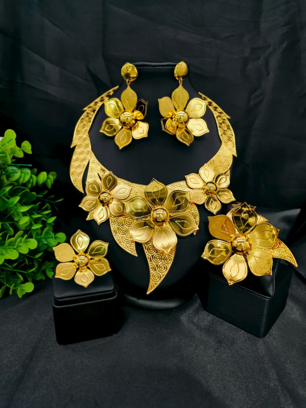 Set de bijuterii din aliaj de cupru, cu lanț extensibil, cercei, colier, inel și brățară cu gravură florală, electroplating