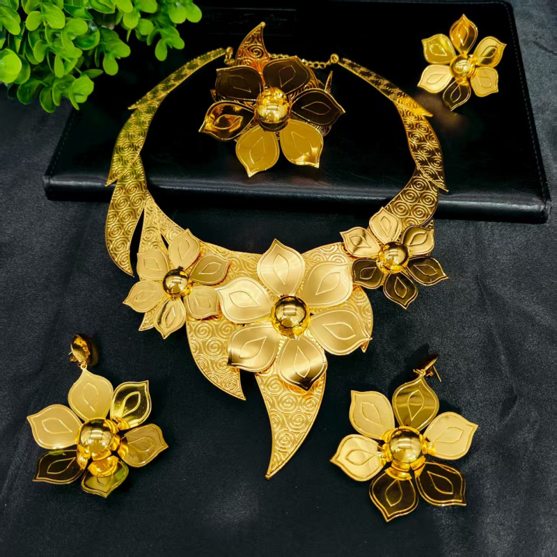 Set de bijuterii din aliaj de cupru, cu lanț extensibil, cercei, colier, inel și brățară cu gravură florală, electroplating