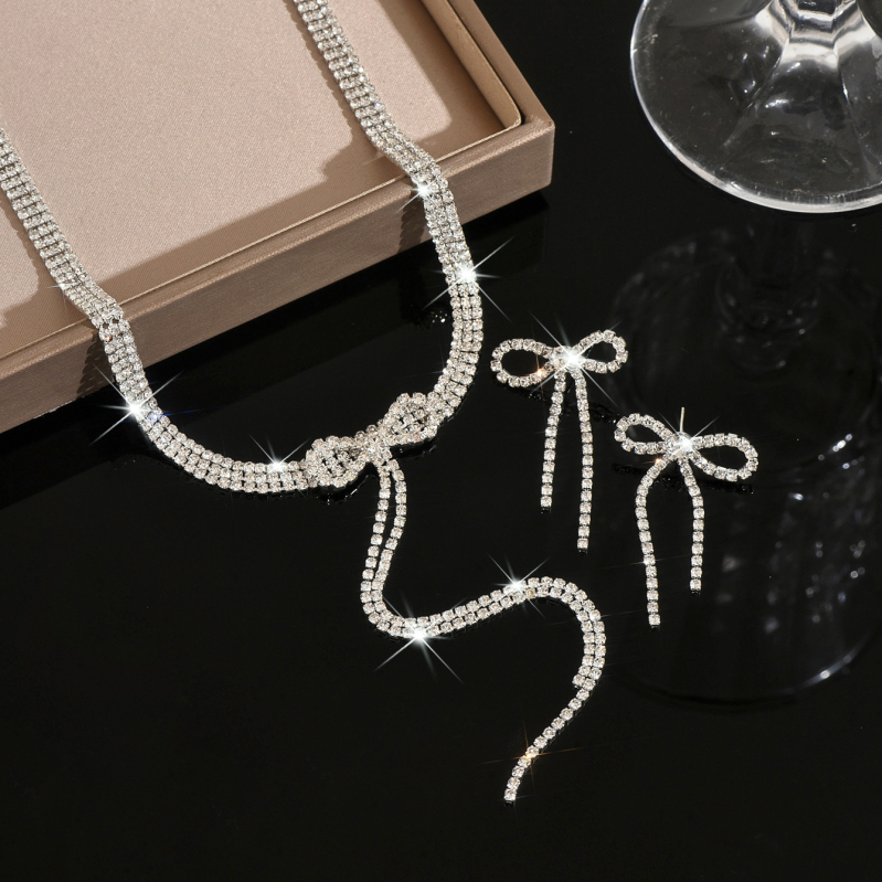 Set de bijuterii din cupru ecologic, cu bow tassel din rhinestone și lanț claw chain – cercei și colier