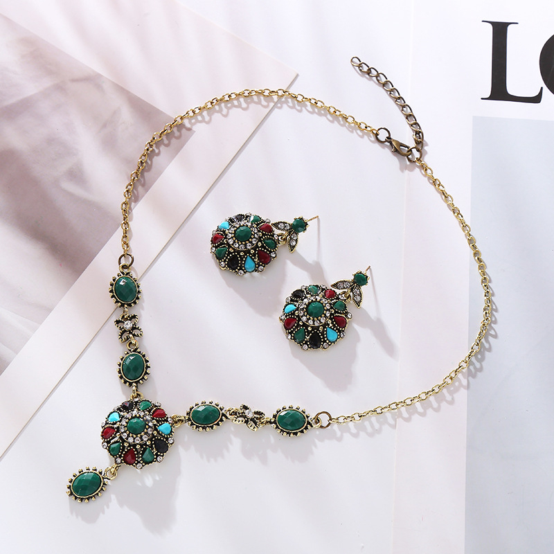 Set ogrlice i naušnica, legura, privjesak s rhinestones, dijamantna obrada, klavikularna lančana, kapljasti-geometrijski dizajn, retro stil, težina 36 g