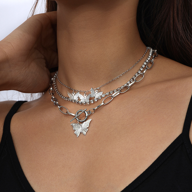 Set ogrlice s rhinestones i leptirovim motivom, debelim lancem; materijal: cinkova zlitina; završna obrada: elektropliranje; tip: ogrlica