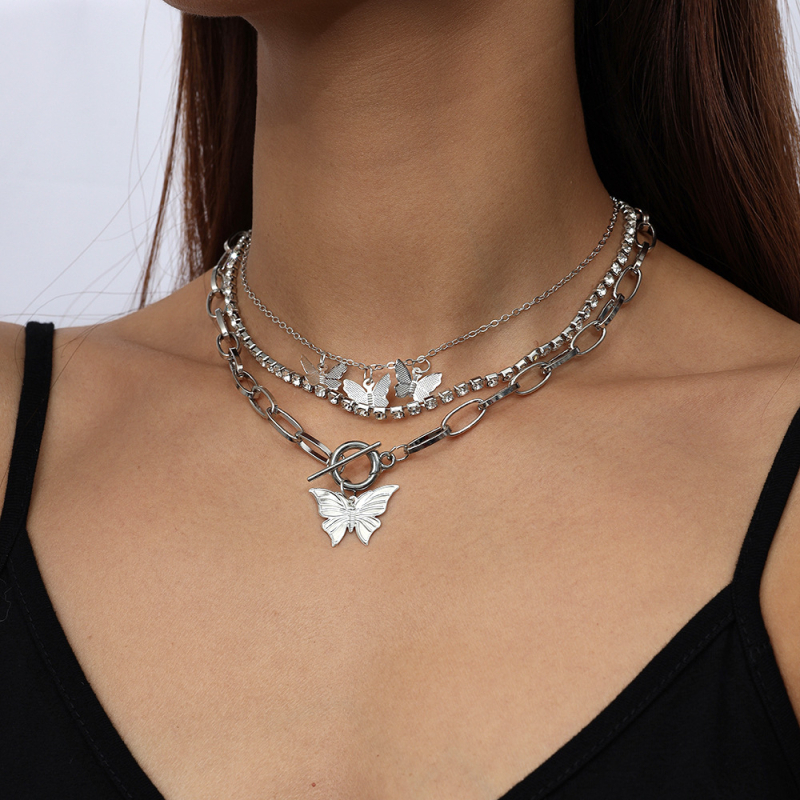 Set ogrlice s rhinestones i leptirovim motivom, debelim lancem; materijal: cinkova zlitina; završna obrada: elektropliranje; tip: ogrlica