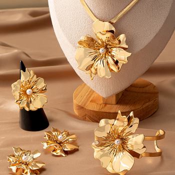 Σετ κοσμημάτων: περιλαμβάνει σκουλαρίκια, κολιέ, βραχιόλι; υλικό σίδηρος; ηλεκτροεπίχωση; στυλ μόδας πόλης; φθινοπωρο 2025