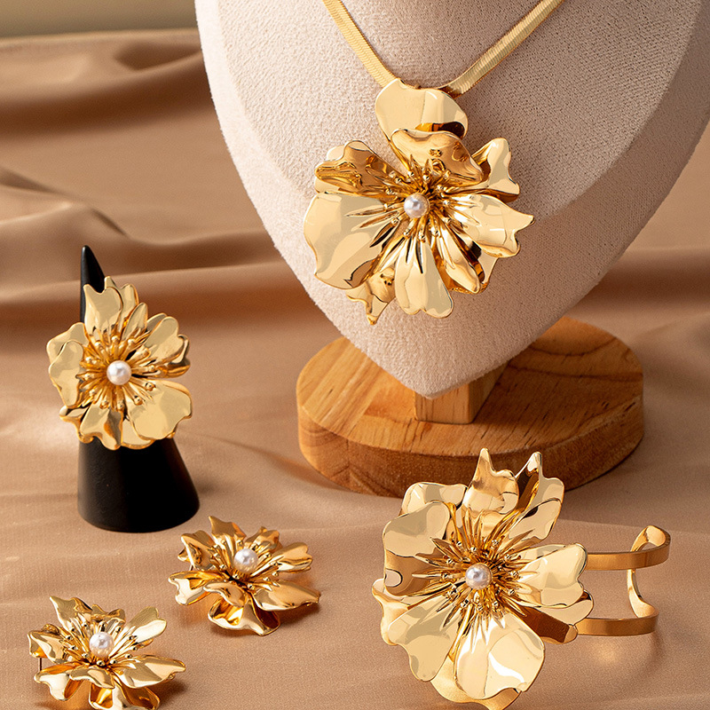 Σετ κοσμημάτων: περιλαμβάνει σκουλαρίκια, κολιέ, βραχιόλι; υλικό σίδηρος; ηλεκτροεπίχωση; στυλ μόδας πόλης; φθινοπωρο 2025