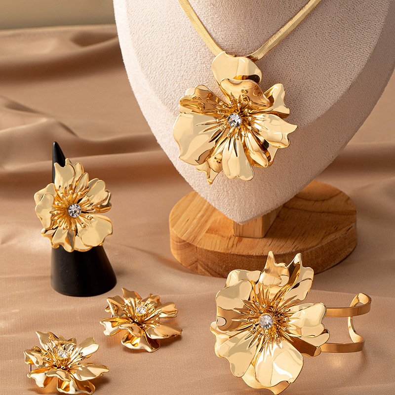 Σετ κοσμημάτων: περιλαμβάνει σκουλαρίκια, κολιέ, βραχιόλι; υλικό σίδηρος; ηλεκτροεπίχωση; στυλ μόδας πόλης; φθινοπωρο 2025