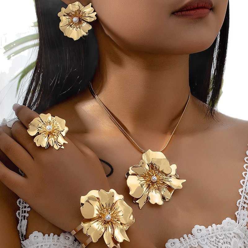 Σετ κοσμημάτων: περιλαμβάνει σκουλαρίκια, κολιέ, βραχιόλι; υλικό σίδηρος; ηλεκτροεπίχωση; στυλ μόδας πόλης; φθινοπωρο 2025