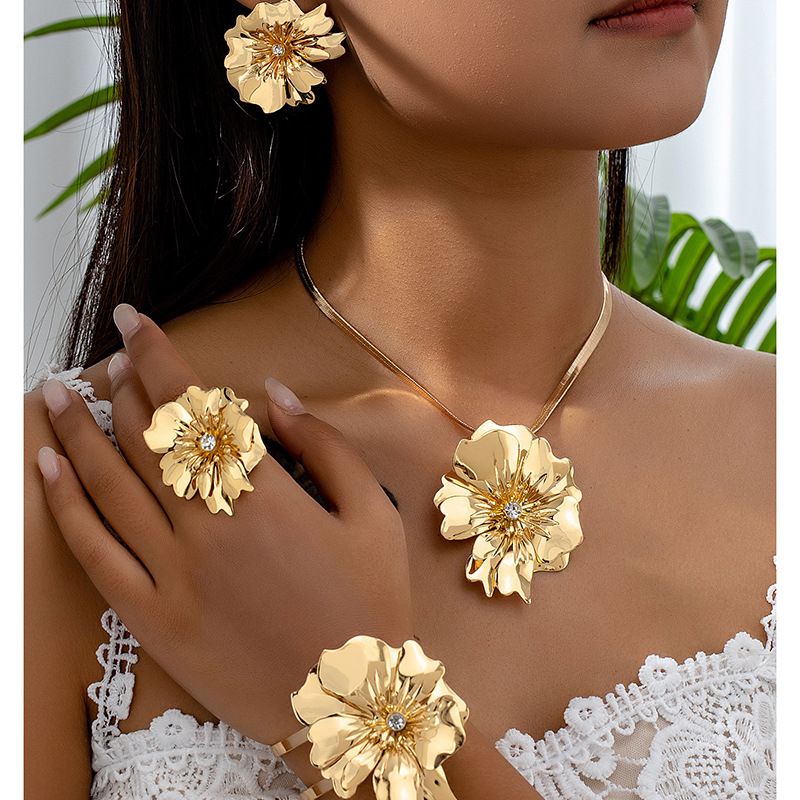 Σετ κοσμημάτων: περιλαμβάνει σκουλαρίκια, κολιέ, βραχιόλι; υλικό σίδηρος; ηλεκτροεπίχωση; στυλ μόδας πόλης; φθινοπωρο 2025