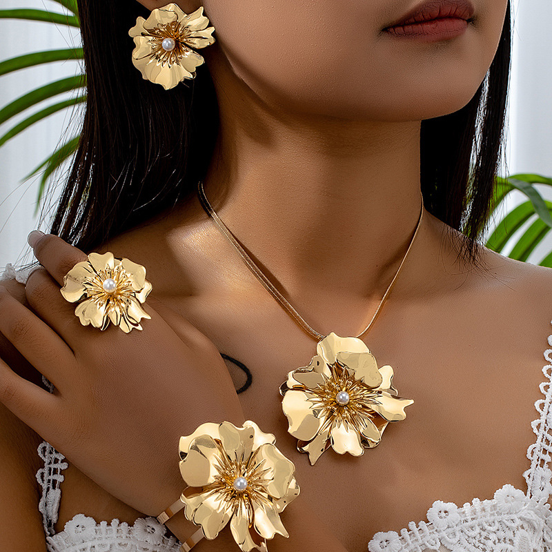 Σετ κοσμημάτων: περιλαμβάνει σκουλαρίκια, κολιέ, βραχιόλι; υλικό σίδηρος; ηλεκτροεπίχωση; στυλ μόδας πόλης; φθινοπωρο 2025