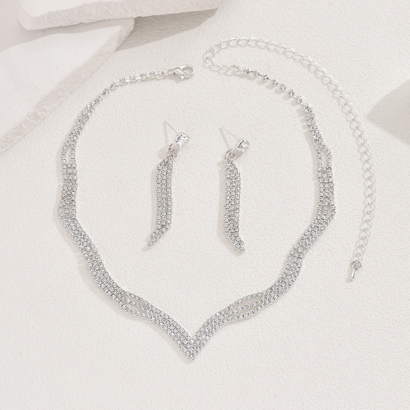 Menyasszonyi ékszer szett: fülbevaló és nyaklánc strasszkövekkel, vízcsepp minta, elektroplakált lánc