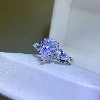 Inel din diamant, design geometric cu formă lungă și montură cu diamant