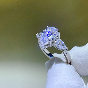 Inel din diamant, design geometric cu formă lungă și montură cu diamant