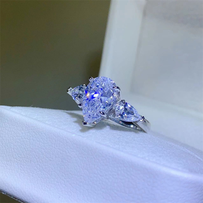 Inel din diamant, design geometric cu formă lungă și montură cu diamant