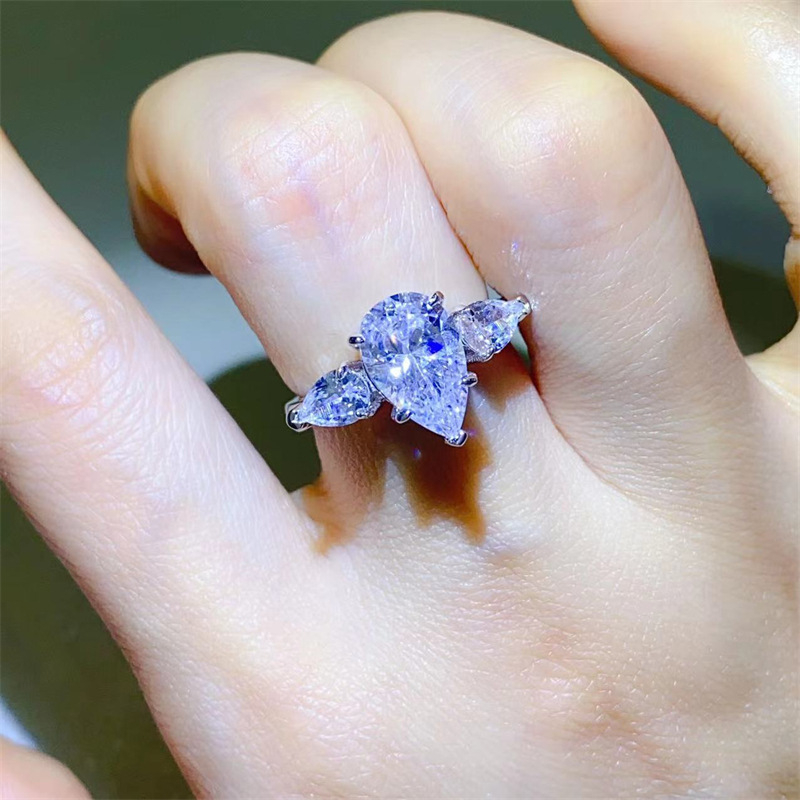 Inel din diamant, design geometric cu formă lungă și montură cu diamant