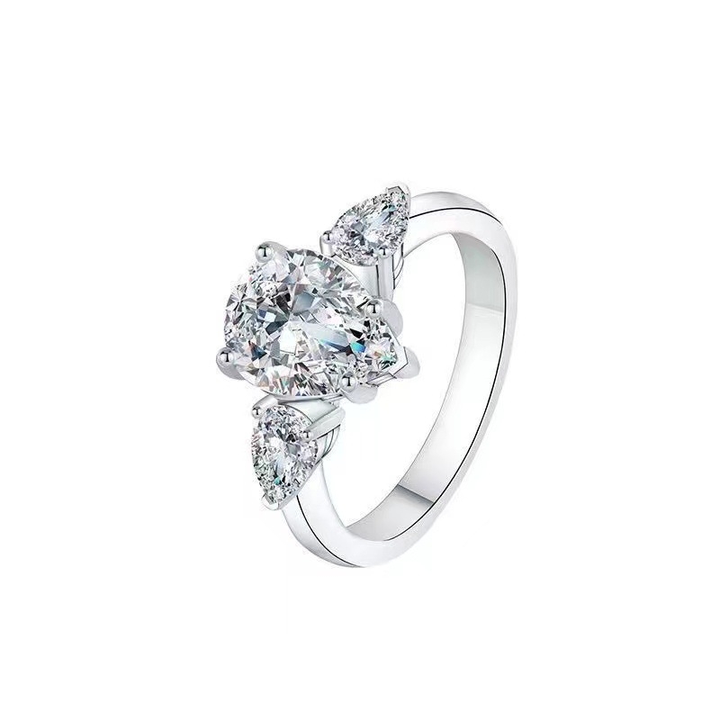 Inel din diamant, design geometric cu formă lungă și montură cu diamant