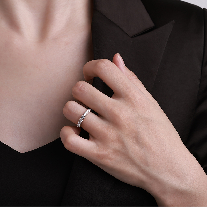 Prsteň zo striebra 925, sedem Moissanitových kameňov v tvare Princess, stackable, polovičný prsteň