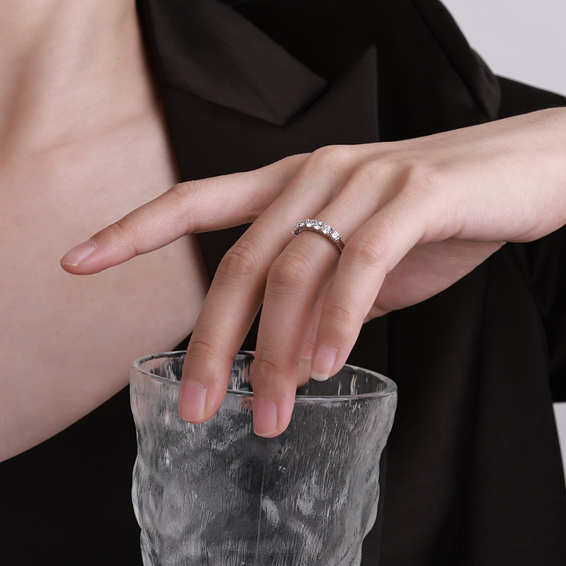 Prsteň zo striebra 925, sedem Moissanitových kameňov v tvare Princess, stackable, polovičný prsteň