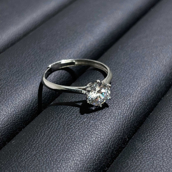 Prsteň zo striebra 925 Sterling, Moissanit diamant, šesť pazúrové uchytenie, geometrický dizajn