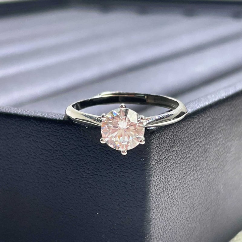 Prsteň zo striebra 925 Sterling, Moissanit diamant, šesť pazúrové uchytenie, geometrický dizajn