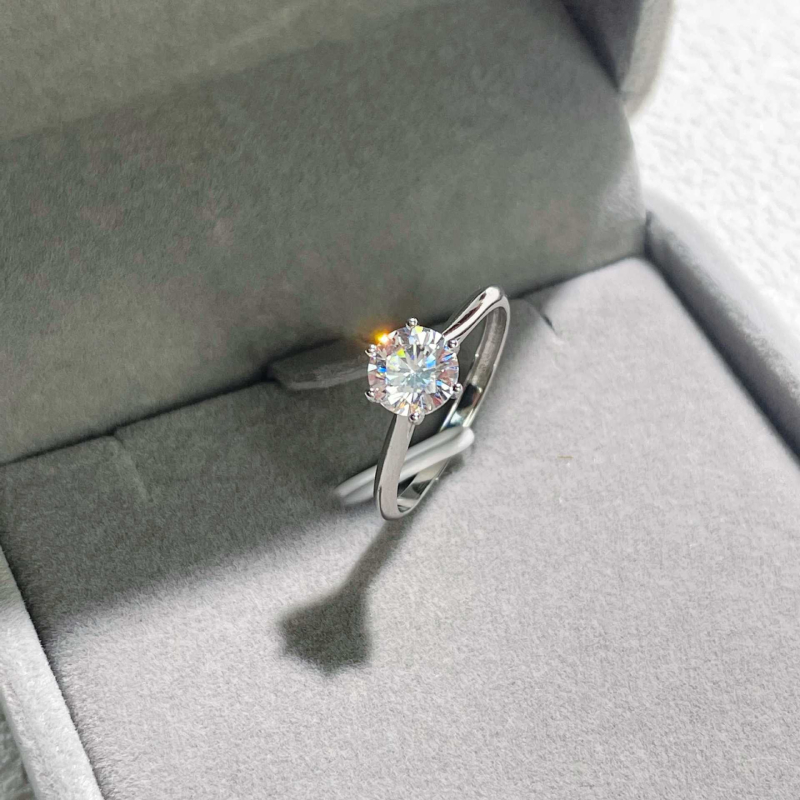 Prsteň zo striebra 925 Sterling, Moissanit diamant, šesť pazúrové uchytenie, geometrický dizajn