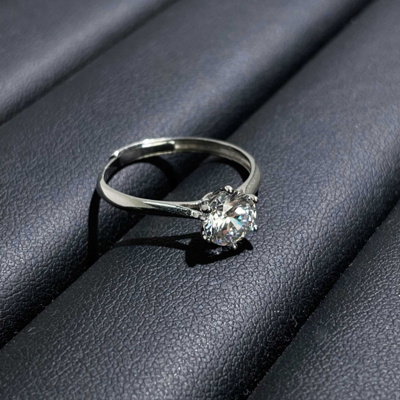 Prsteň zo striebra 925 Sterling, Moissanit diamant, šesť pazúrové uchytenie, geometrický dizajn