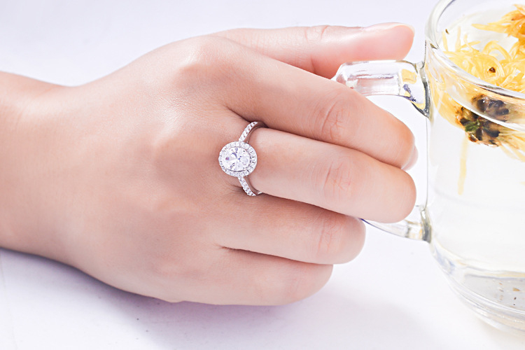 Moissanitový prsteň zo striebra 925, U-tvar nastavenia, vložený zirkón, elektroplatinovaný povrch