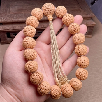 Náramok z jadier broskyne, moderný minimalistický štýl, ručne vyrobený, uvedený v jeseni 2024