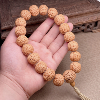 Náramok z jadier broskyne, moderný minimalistický štýl, ručne vyrobený, uvedený v jeseni 2024